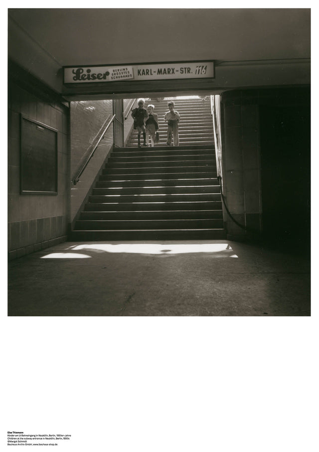Poster A1 | Barn vid tunnelbaneingången i Neukölln